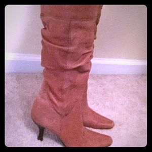 Pointed toe dress boots
